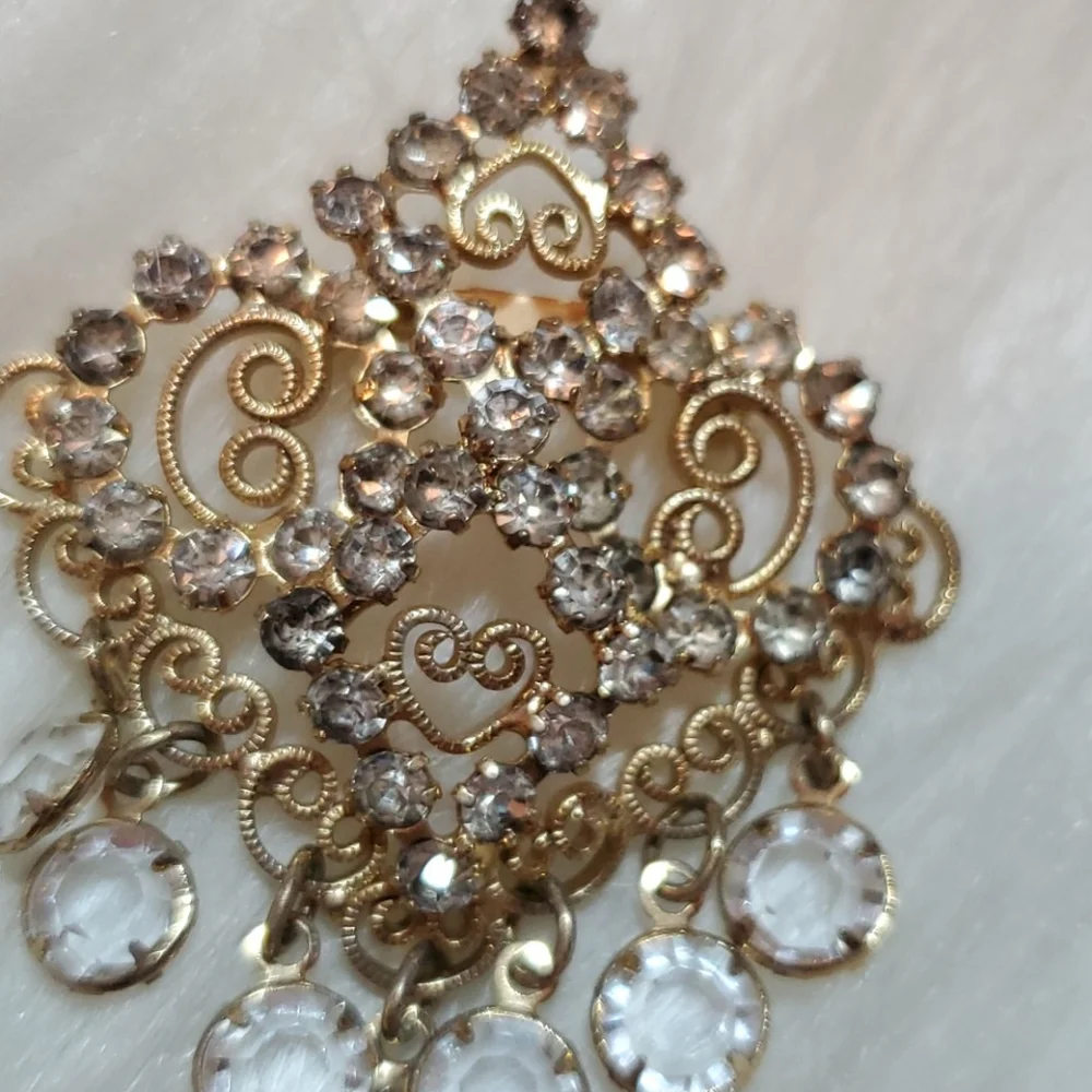 Vintage gold tone pin brooch
